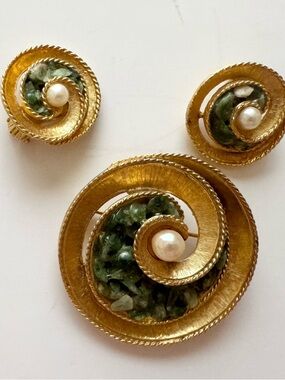 CAPRI Signed Swirl Green Jade & Pearl Brooch Pin set with Clip Earrings Vintage